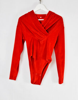 Bright red elegand satin body suit - M